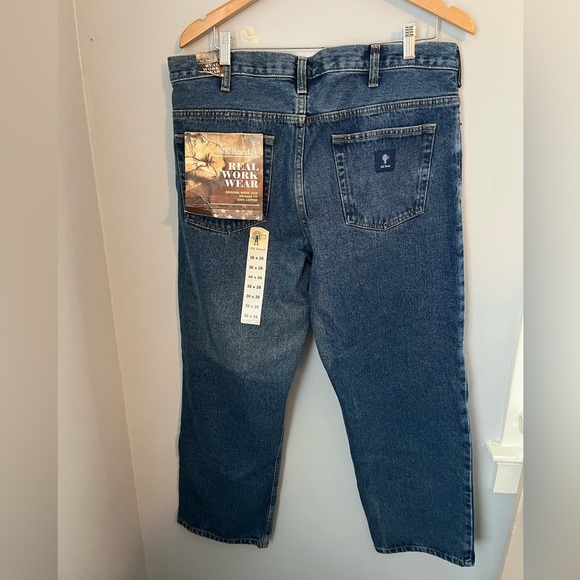 Relaxed Fit Blue Jeans with Classic Style - Picture 2 of 9